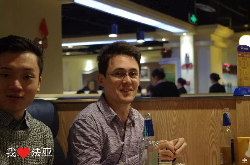 外教与同学们在一起