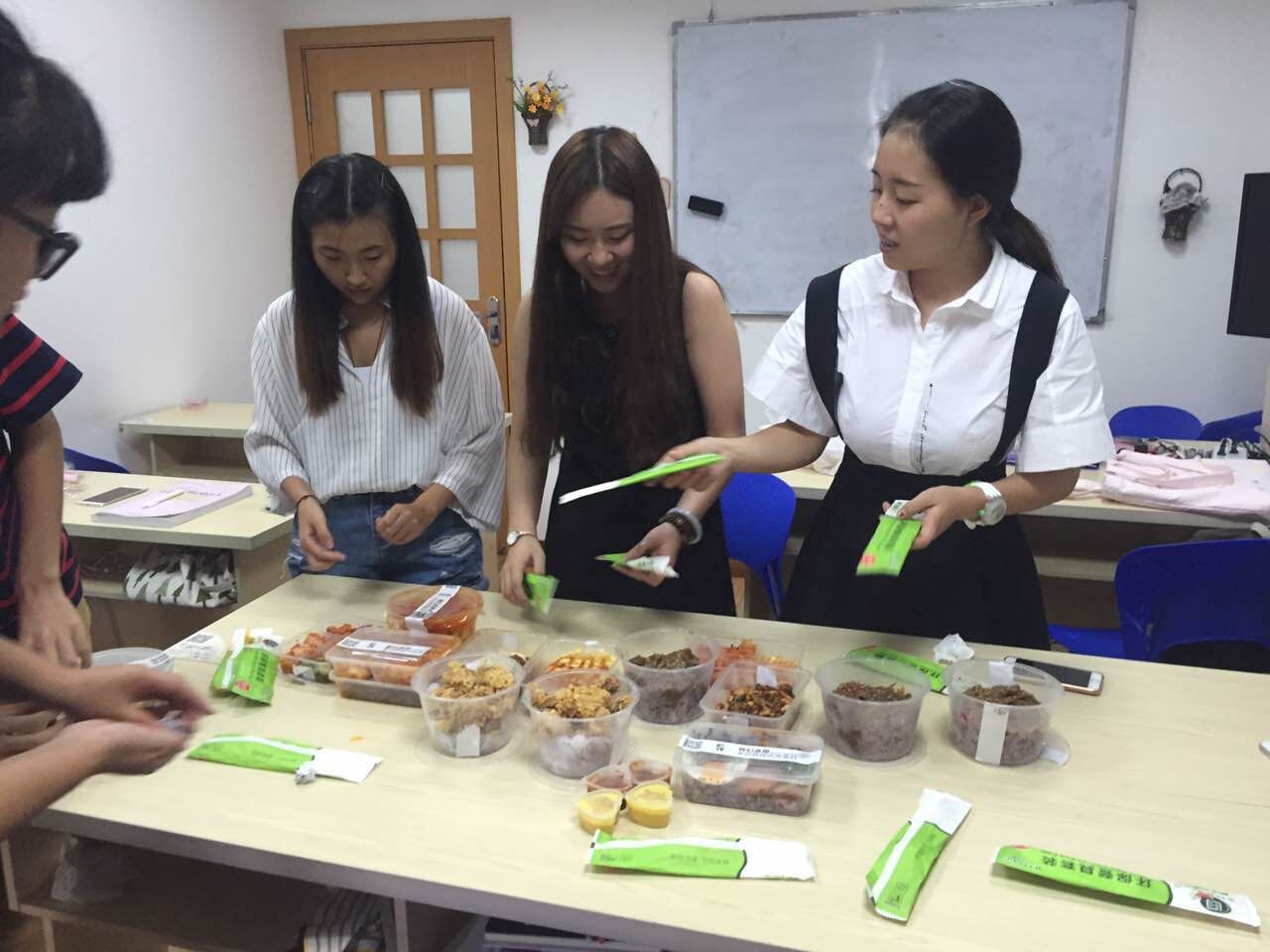 徐老师韩语出国班校内聚餐