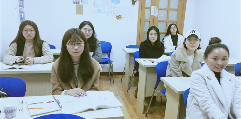 韩语初级上课中一金莹老师