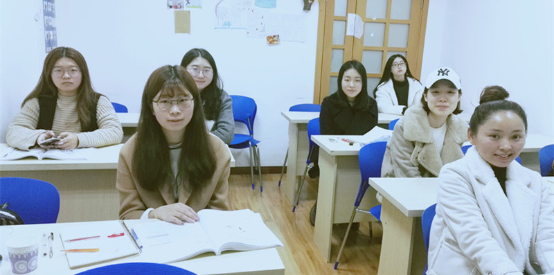 韩语初级上课中一金莹老师