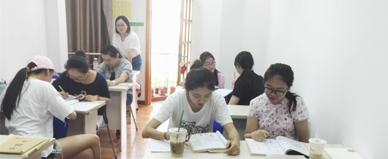 韩语初级班分组讨论学习