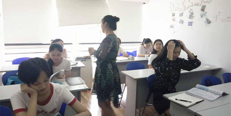 俄语初级提高班授课中（王丽君老师）